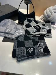 Lv scarf set